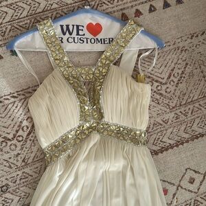 I’m selling this dress because it doesn’t fit me anymore.